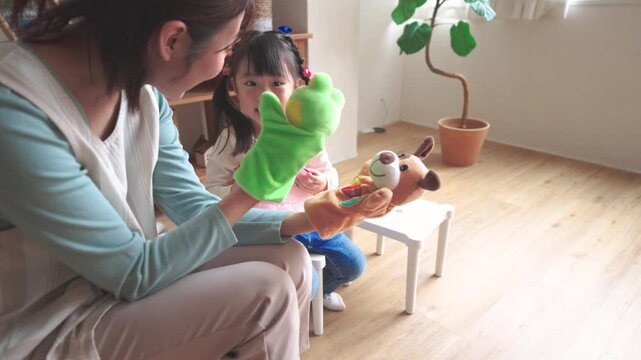 パペットで遊ぶ園児と保育士