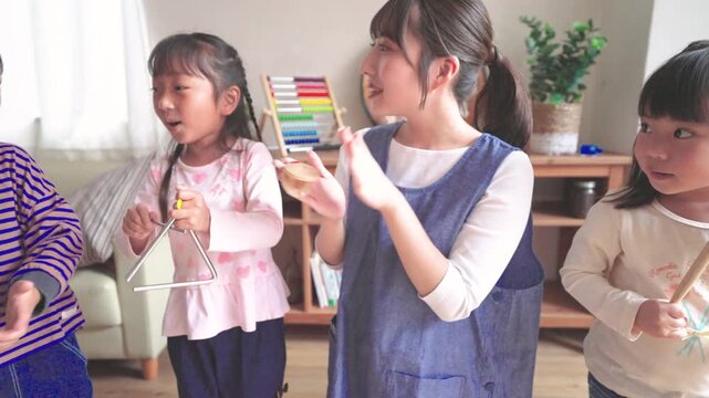楽器を演奏する園児と保育士