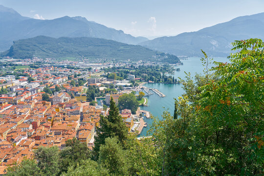Blick vom Berg Monte Rocchetta auf die Altstadt von Riva del Garda am Gardasee in Italien