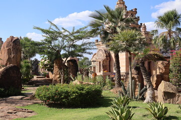 Obraz premium An outdoor setting with what appears to be traditional South Asian architecture, including stone structures and intricate carvings