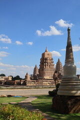 Obraz premium An ancient cityscape with prominent historical architecture under a clear blue sky