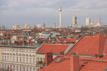 Obraz premium Berlin Skyline 2025, Blick von Neukölln in Richtung Stadtmitte