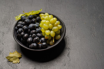 Naklejka premium Fresh grapes bowl