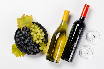 Naklejka premium Wine bottles and fresh grapes