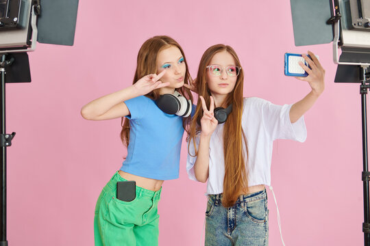 Duo Teen Bloggers