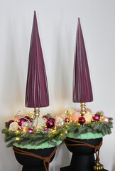 Weihnachtsdekoration aus Weihnachtskugeln und Tannenbaum Zweigen