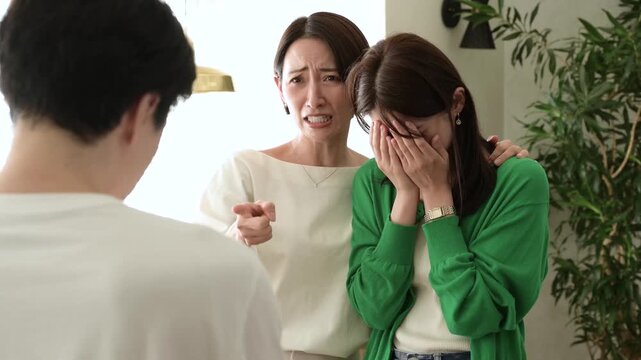 泣いている女性を慰めながら男性を責める日本人女性