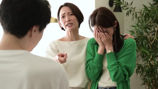 泣いている女性を慰めながら男性を責める日本人女性