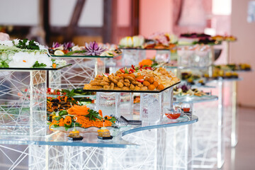 Elegantes Festbuffet mit kunstvoll dekorierten Speisen und Nebeleffekt