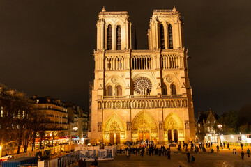 Notre dame cathedral illuminating paris at night