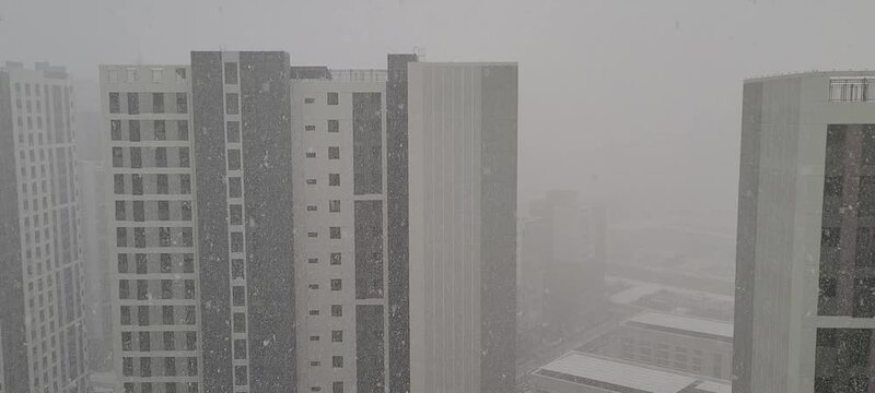 한국 대단지 아파트에 내리는 폭설과 겨울 풍경