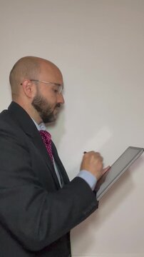 hombre de negocio con tablet port&aacute;til y l&aacute;piz t&aacute;ctil