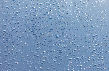 Obraz premium Raindrops on Window with Soft Overcast Background