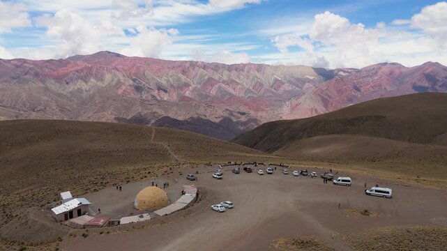 Vista a&eacute;rea con drone del mirador turistico del Hornocal (Cerro de los 14 colores), provincia de Jujuy, Argentina