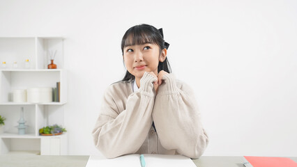 オンライン授業を受ける女子学生