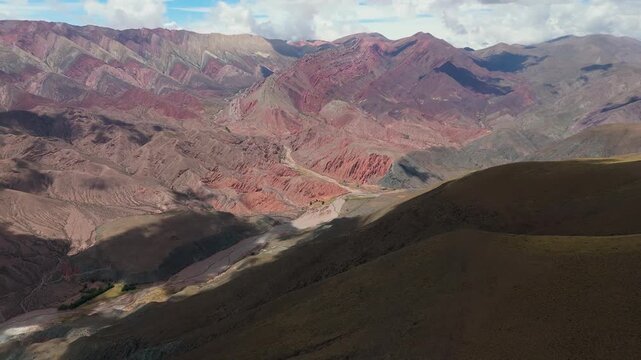 Vista a&eacute;rea con drone del Hornocal (Cerro de los 14 colores), provincia de Jujuy, Argentina