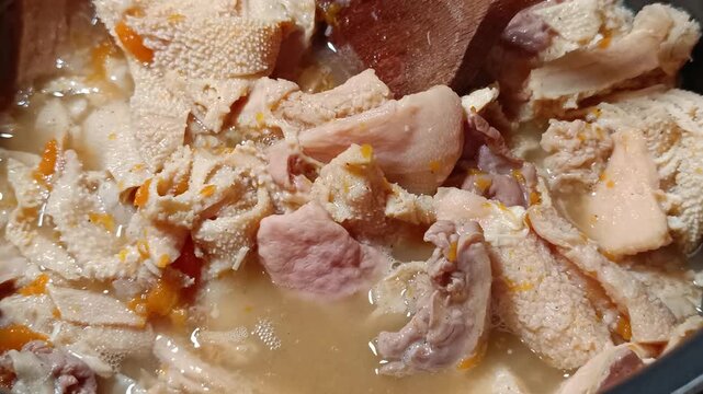 Tripes traditionnelles en pleine cuisson dans une marmite avec bouillon et aromates
