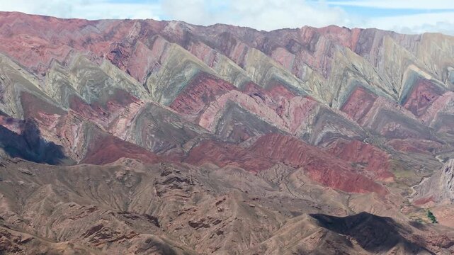 Vista a&eacute;rea con drone del Hornocal (Cerro de los 14 colores), provincia de Jujuy, Argentina