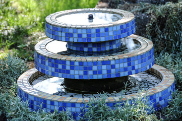 springbrunnen blau mosaik