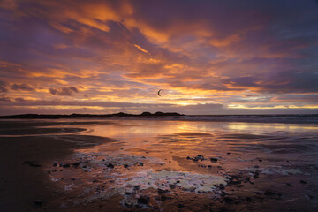 Obraz premium A beautiful sunset on rhosneigr beach Anglesey