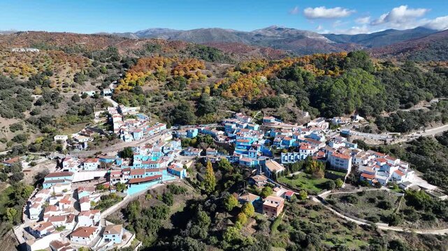 vista del municipio de J&uacute;zcar en la estaci&oacute;n del oto&ntilde;o en el valle del Genal, Andaluc&iacute;a