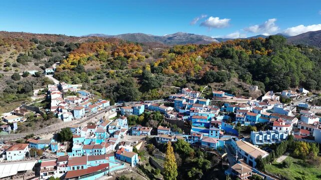 vista del municipio de J&uacute;zcar en la estaci&oacute;n del oto&ntilde;o en el valle del Genal, Andaluc&iacute;a