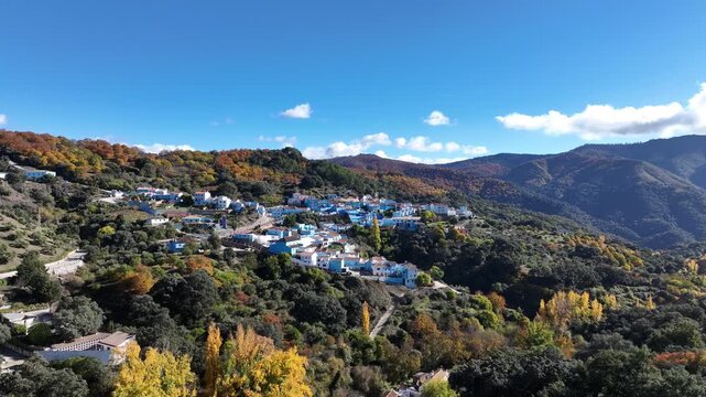 vista del municipio de J&uacute;zcar en la estaci&oacute;n del oto&ntilde;o en el valle del Genal, Andaluc&iacute;a