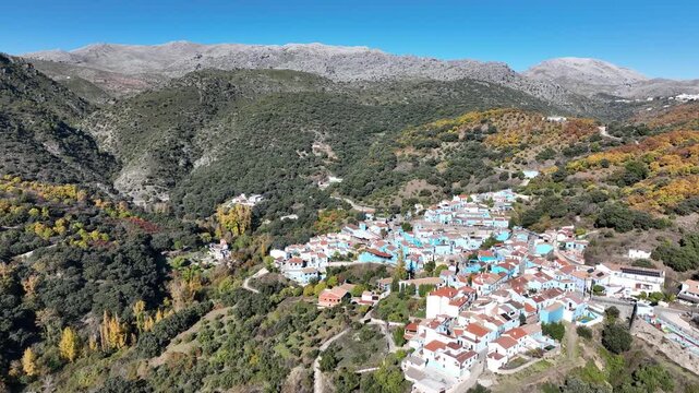 vista del municipio de J&uacute;zcar en la estaci&oacute;n del oto&ntilde;o en el valle del Genal, Andaluc&iacute;a