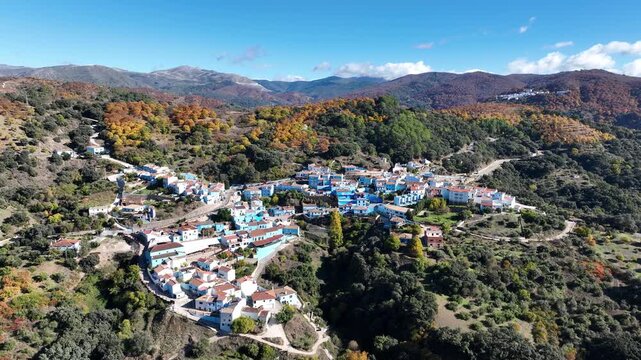 vista del municipio de J&uacute;zcar en la estaci&oacute;n del oto&ntilde;o en el valle del Genal, Andaluc&iacute;a