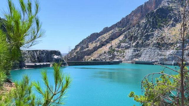 Dam lake in the Green Canyon in Turkey. Mountain lake Oymapinar. The Emerald reservoir behind the Oymapinar dam in the Manavgat region.View of the Taurus Mountains. 4К