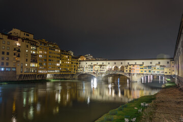 Naklejka premium Ponte Vecchio illuminated at night over Arno River, Florence