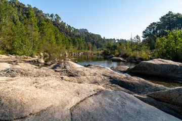 Wildes Flussbett in idyllischer Berglandschaft auf Korsika