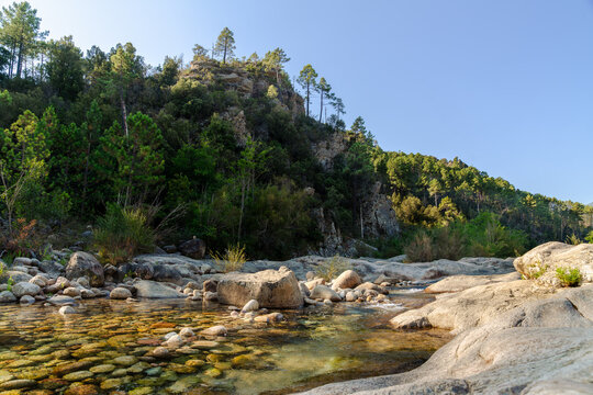 Wildes Flussbett in idyllischer Berglandschaft auf Korsika