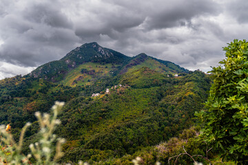 Abgelegenes Bergdorf in den Hügeln von San Nicolao auf Korsika