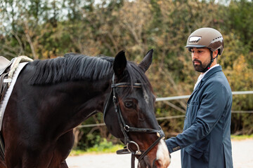 Obraz premium Man connecting with horse during equestrian training