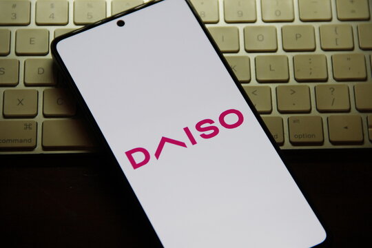 Daiso Japan - Rede de lojas de varejo japonesa, conhecida por vender uma enorme variedade de produtos a pre&ccedil;os acess&iacute;veis, como utilidades dom&eacute;sticas, papelaria, cosm&eacute;ticos e alimentos.