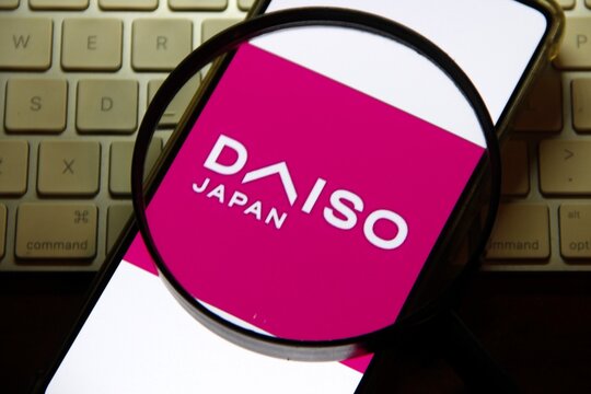Daiso Japan - Rede de lojas de varejo japonesa, conhecida por vender uma enorme variedade de produtos a pre&ccedil;os acess&iacute;veis, como utilidades dom&eacute;sticas, papelaria, cosm&eacute;ticos e alimentos.