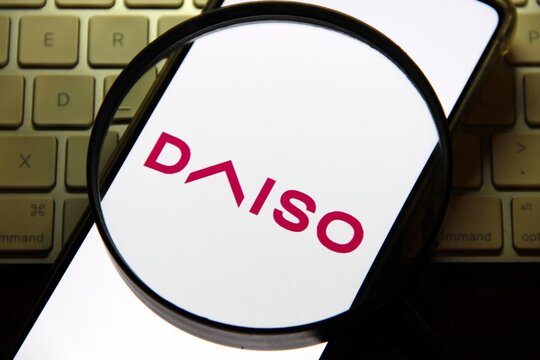 Daiso Japan - Rede de lojas de varejo japonesa, conhecida por vender uma enorme variedade de produtos a pre&ccedil;os acess&iacute;veis, como utilidades dom&eacute;sticas, papelaria, cosm&eacute;ticos e alimentos.