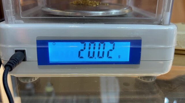 Digital scales with two digits after the decimal point, so they can determine weight accurately.