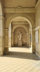 Fototapeta premium La belle statue de Bernard de Clairvaux dans l'église Saint-Bernard de Fontaine-lès-Dijon (Bourgogne)
