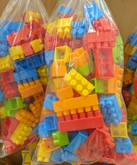 Bolsas con bloques de construcci&oacute;n coloridos 