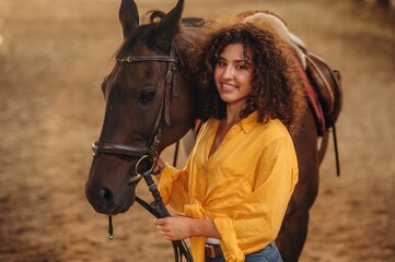 Obraz premium Standing and posing. Beautiful young woman is with horse in hangar