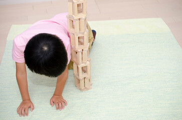 つみきで遊ぶ子供