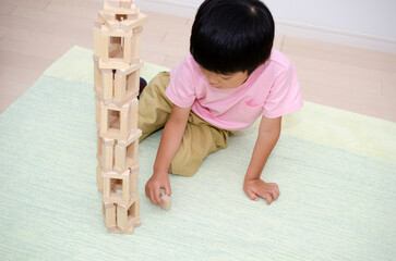 つみきで遊ぶ子供