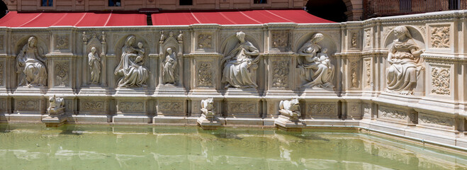 Fototapeta premium panoramic view of the fonte gaia fountain in the piazza del campo in siena tuscany italy sunny day no people