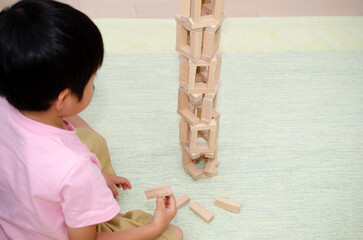 つみきで遊ぶ子供