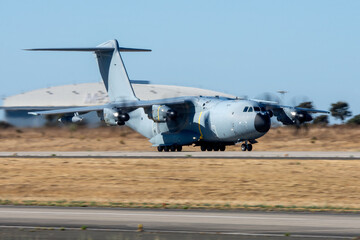 Avión moderno de transporte militar de cuatro motores