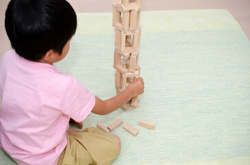 つみきで遊ぶ子供