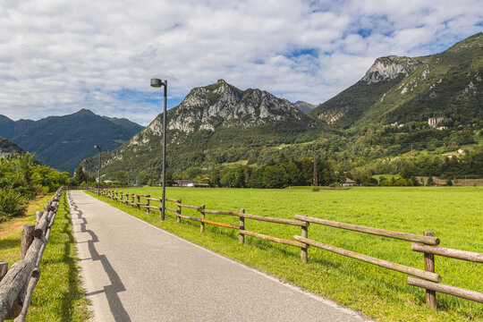 Cycling through the untouched nature of the Valsassina, along the cycle and pedestrian path that follows the Pioverna creek. A flat and safe route, surrounded by green pastures and dominated by the ma
