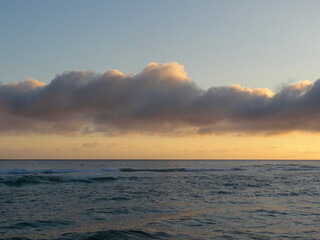 Obraz premium Scenic ocean view at sunset with dramatic clouds